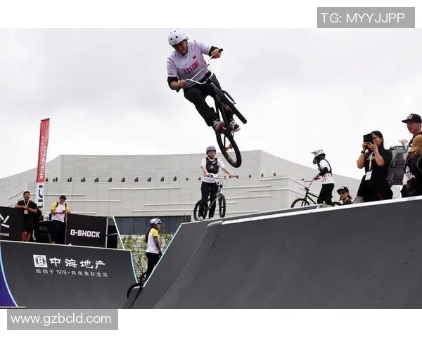 深入解析上海极限运动队战术与传统体育的对比与启示 深入解析上海极限运动队战术与传统体育的对比与启示